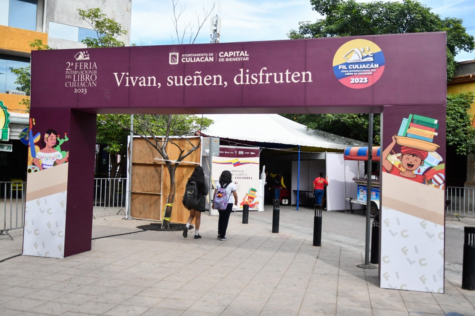Alumnos de la UAS asisten a la Feria Internacional del Libro de Culiacán 2023
