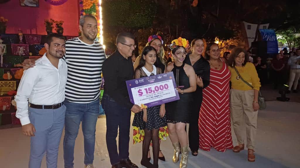 Entrega de premio en concurso de altares