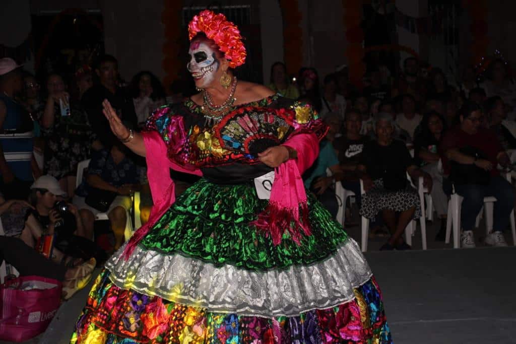 Mujer disfrazada de catrina