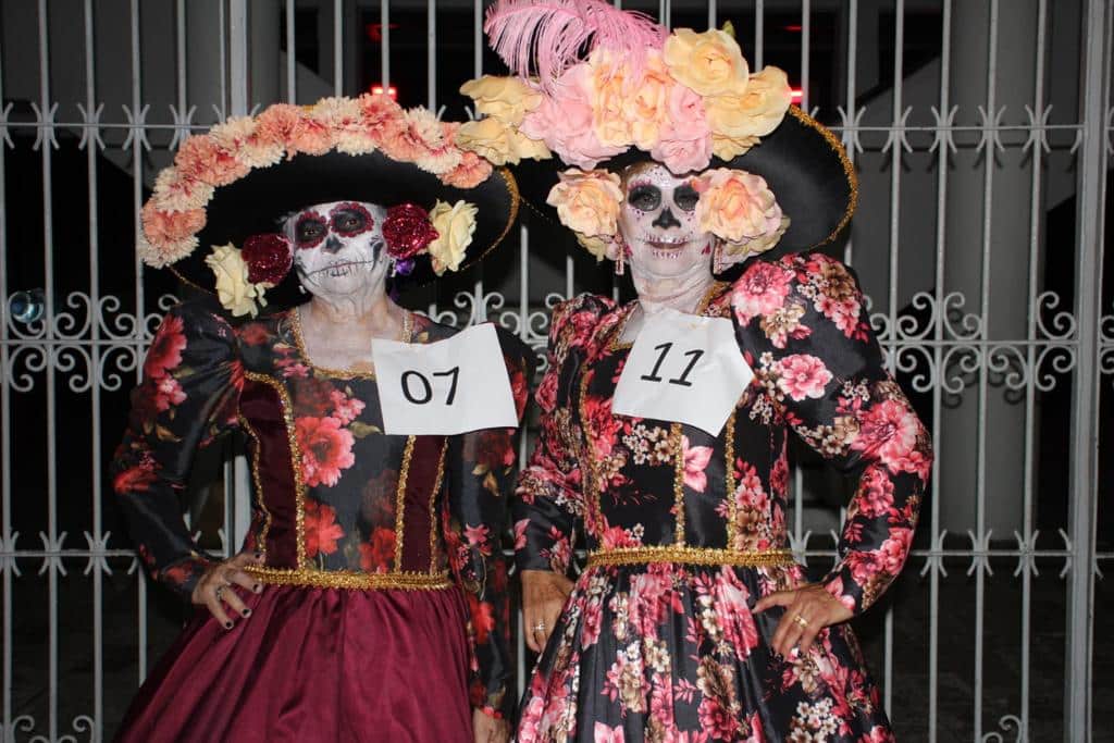 Mujeres disfrazadas de catrinas