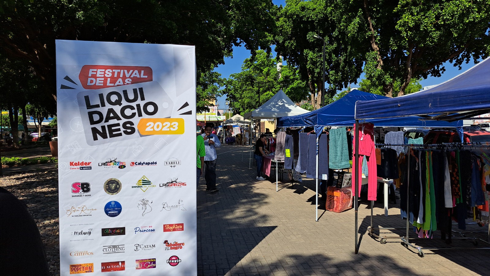 Festival de las liquidaciones en plazuela plazuela municipal Pedro Infante en Guamúchil.