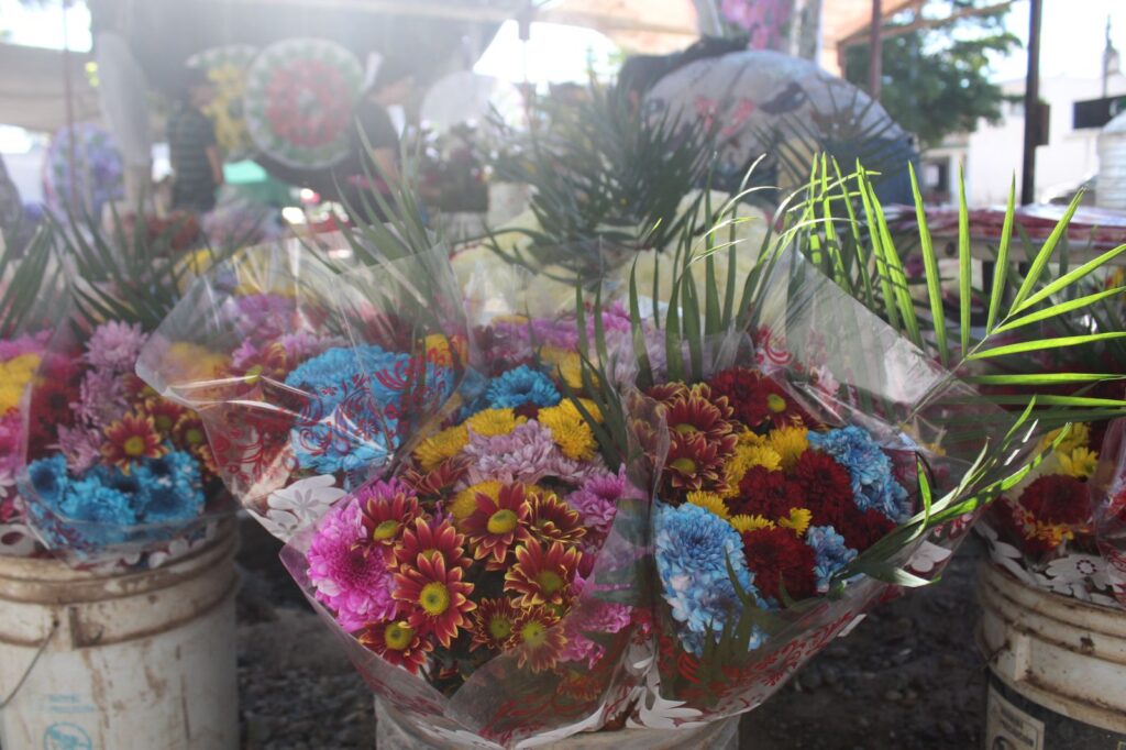 Flores a la venta por el día de muertos en Guasave.