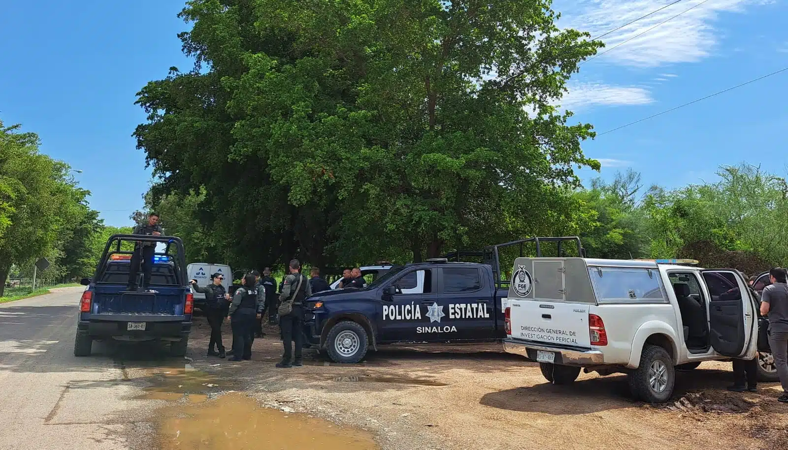 Semefo y Policía en zona donde se localizó fosa