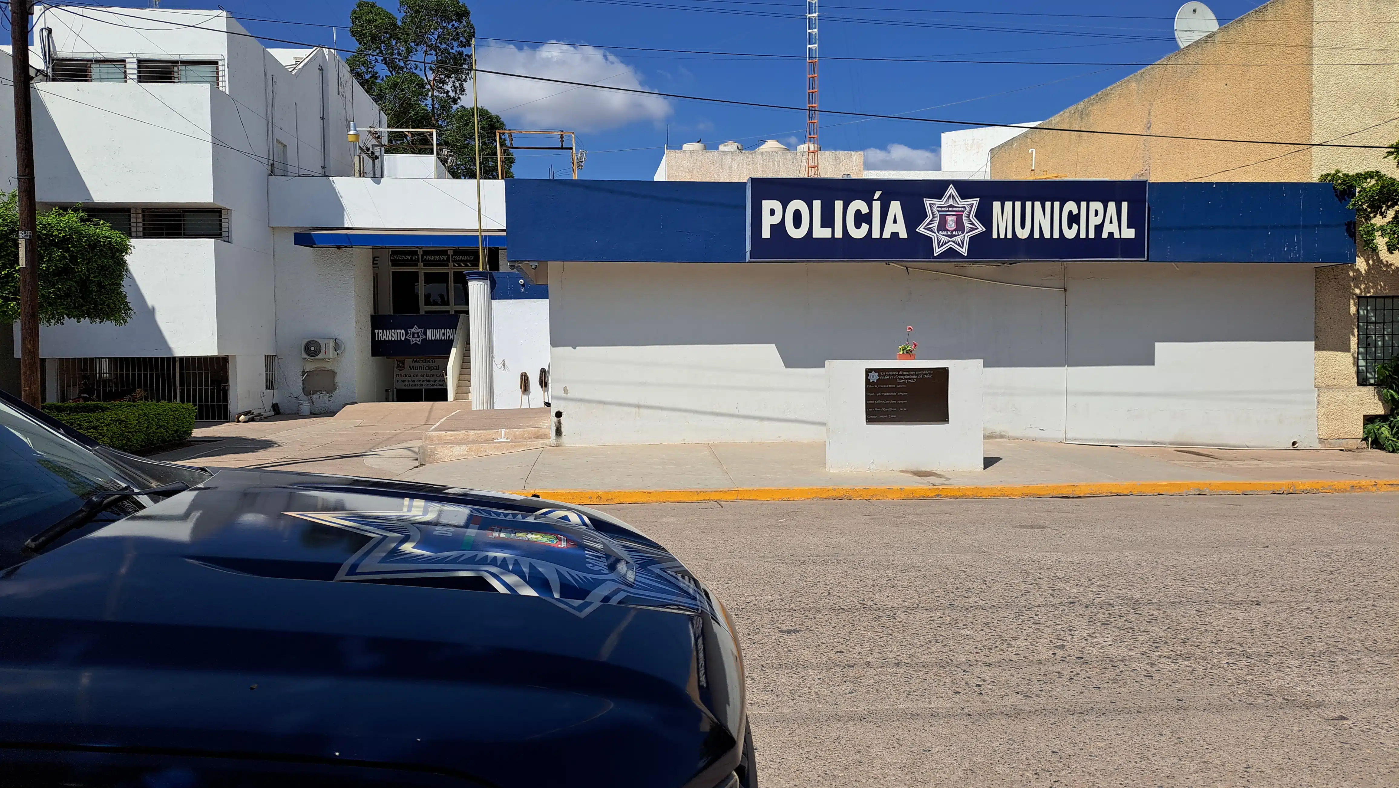 Frente de patrulla de la Policía Municipal de Salvador Alvarado afuera de Seguridad Pública
