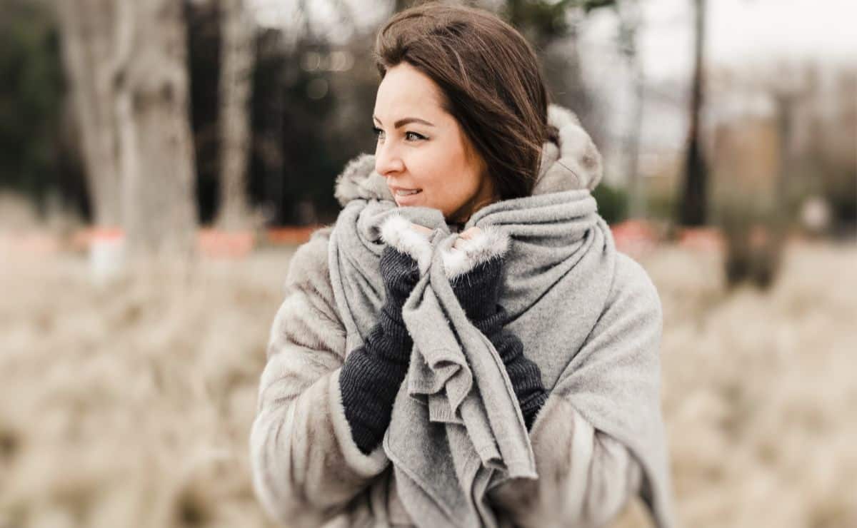 Mujer abrigada por el clima frio