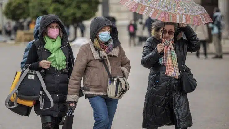 Mujeres cubriéndose del Frío