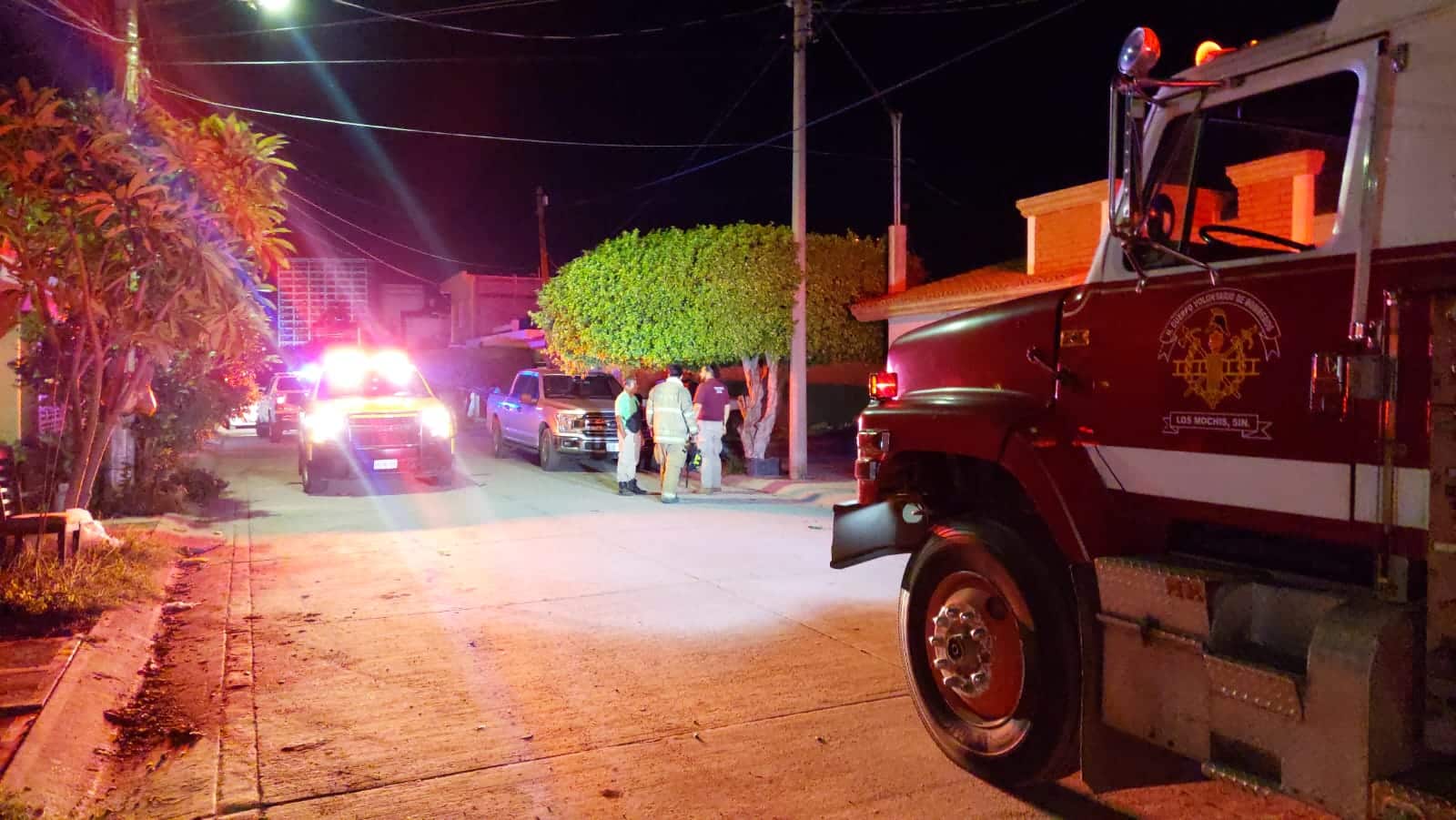 elementos del cuerpo de Bomberos de Los Mochis y de Protección Civil de Ahome y del Estado