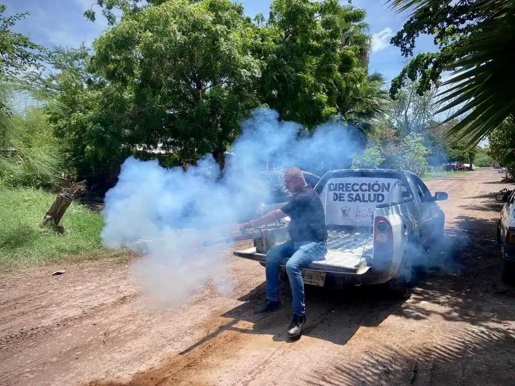 Camioneta va fumigando contra el dengue en Los Mochis