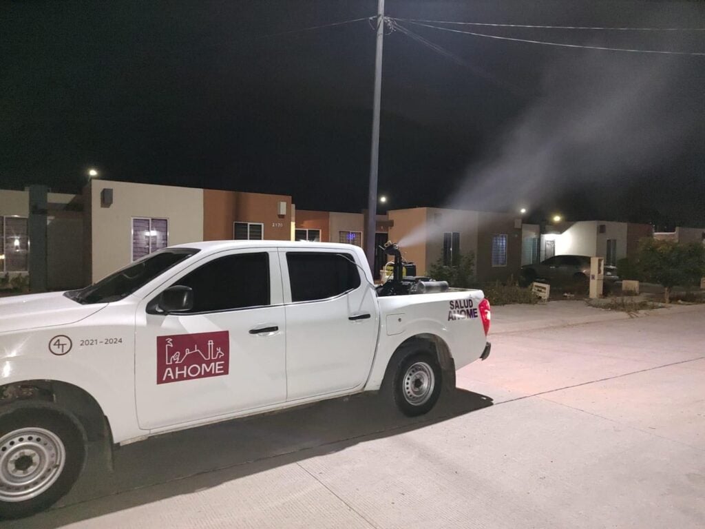 Camioneta va fumigando contra el dengue en Los Mochis