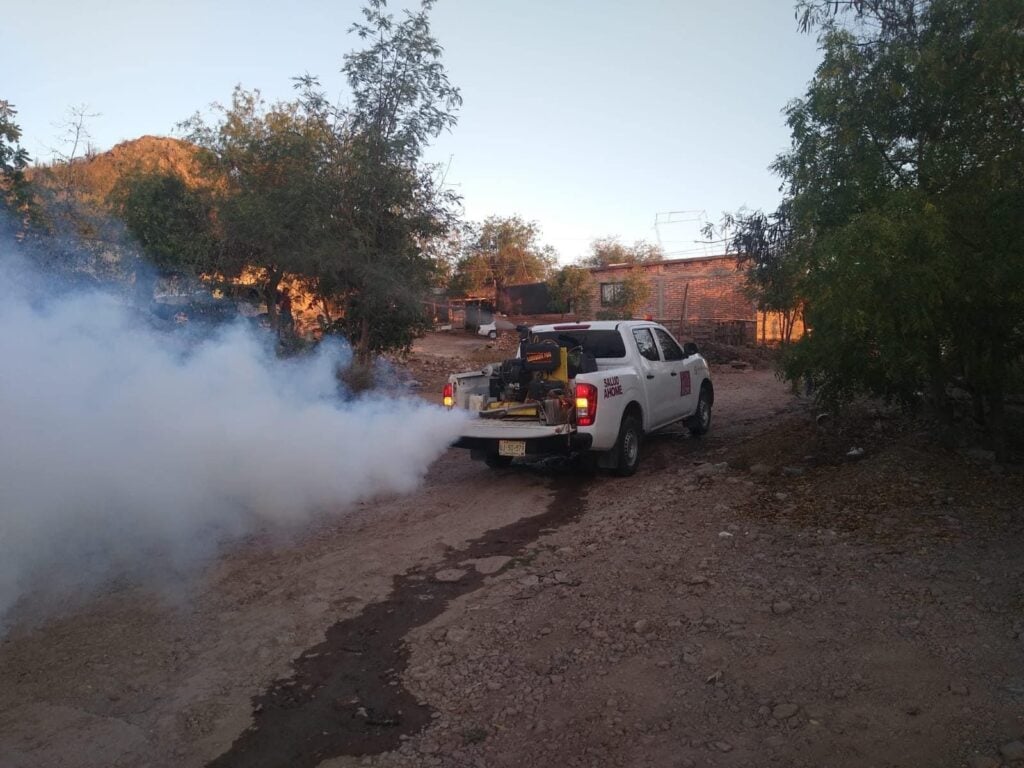 Camioneta va fumigando contra el dengue en Los Mochis