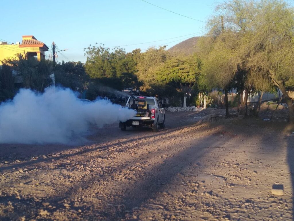 Camioneta va fumigando contra el dengue en Los Mochis