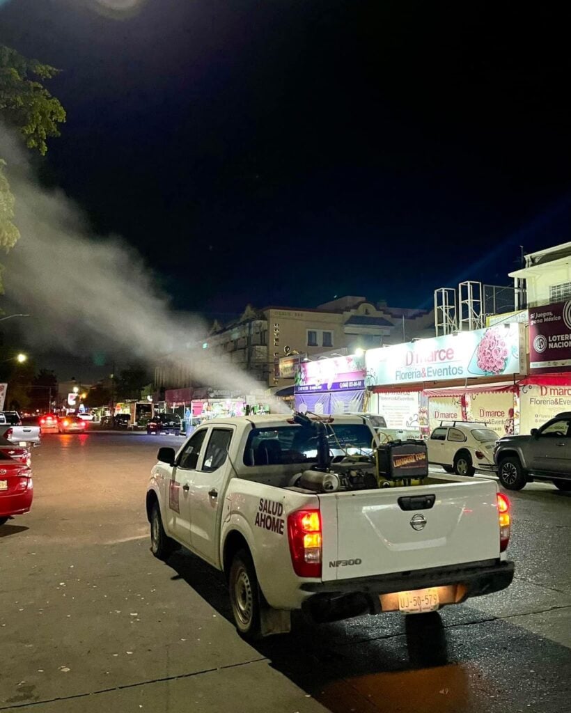 Camioneta va fumigando contra el dengue en Los Mochis