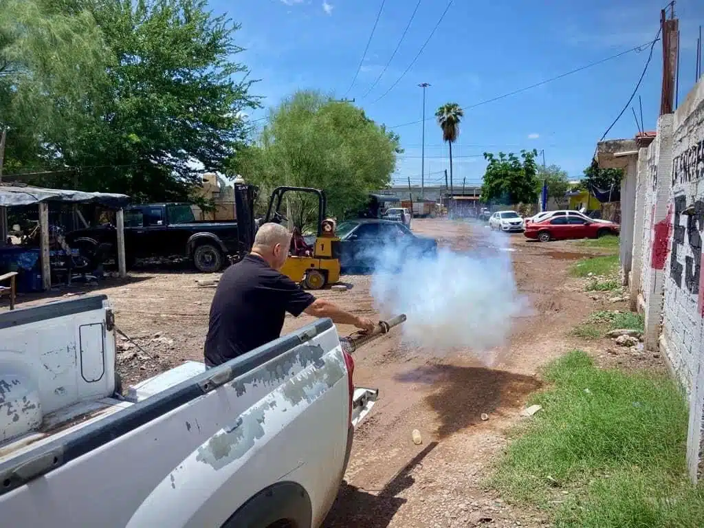 Camioneta va fumigando contra el dengue en Los Mochis