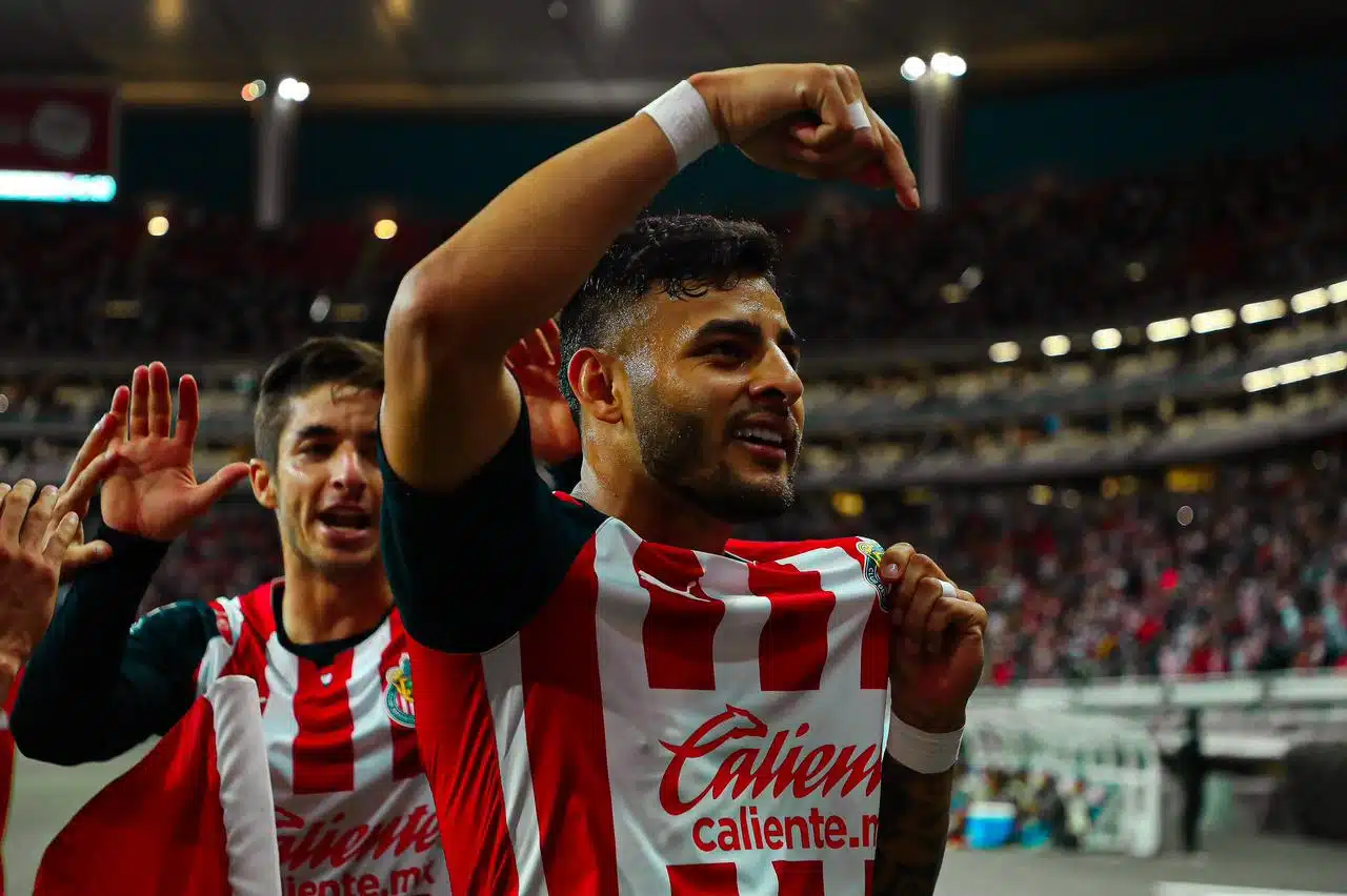 Futbolista Alexis Vega con uniforme del Guadalajara