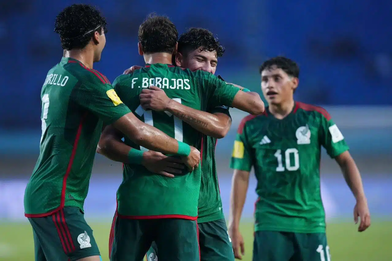 Futbolistas de la Selección Nacional de México Sub-17 se abrazan tras ganar juego