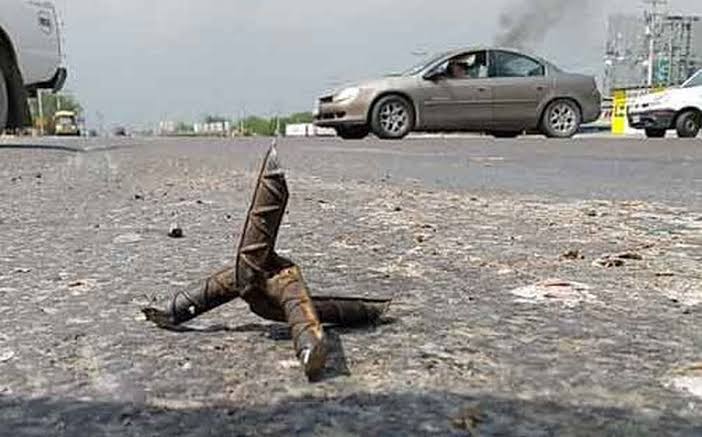 GN detiene a mujer cuando arrojaba ponchallantas a una carretera de NL