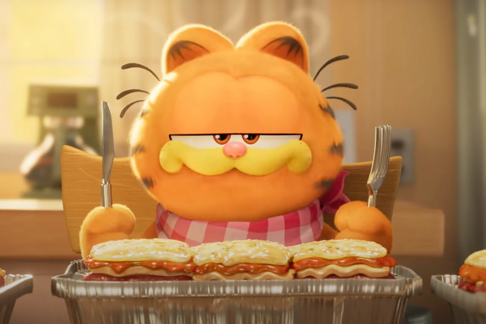 Garfield comiendo lasaña en el tráiler de su película animada
