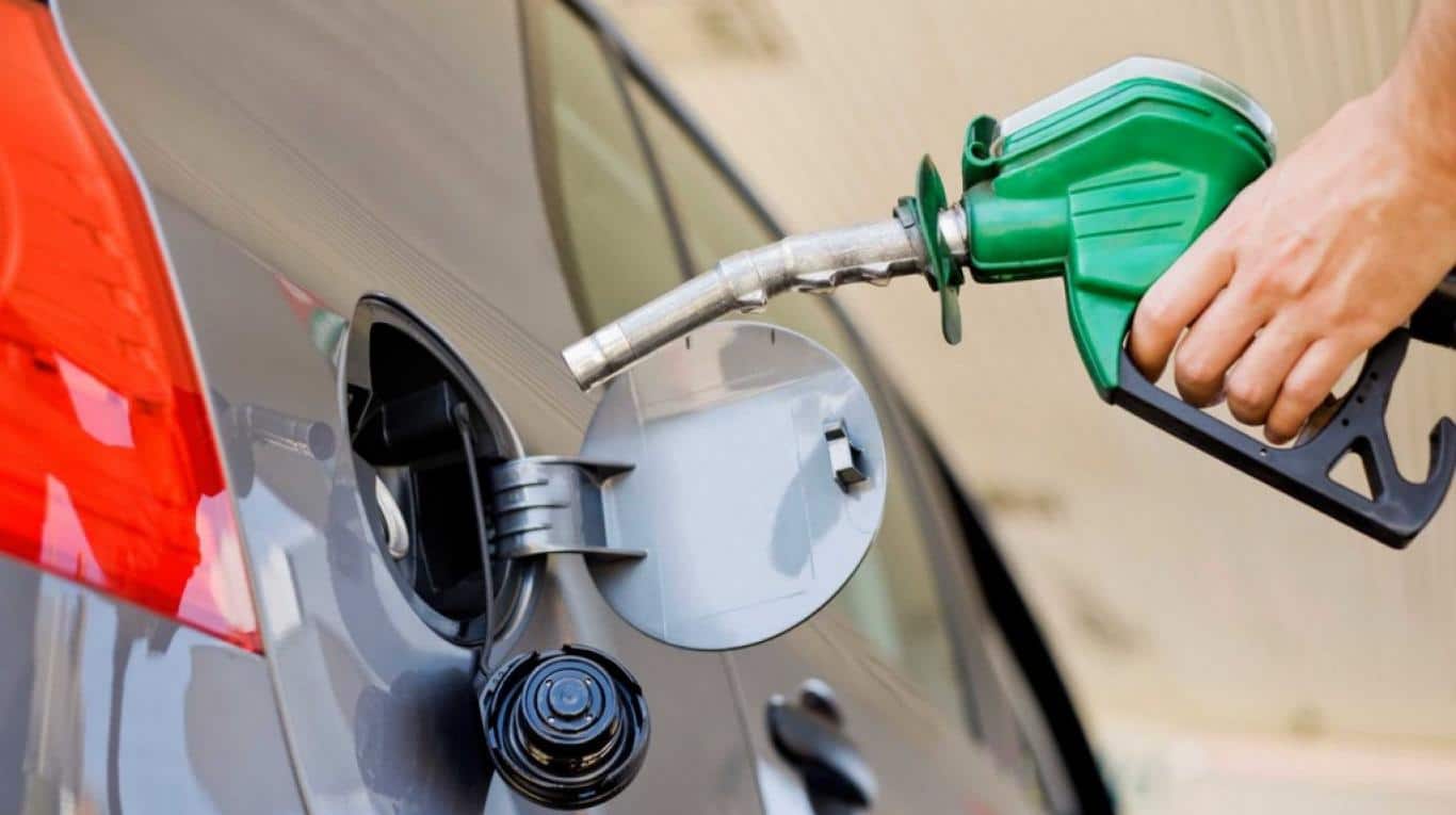 Auto con el tanque de la gasolina abierto mientras carga el combustible
