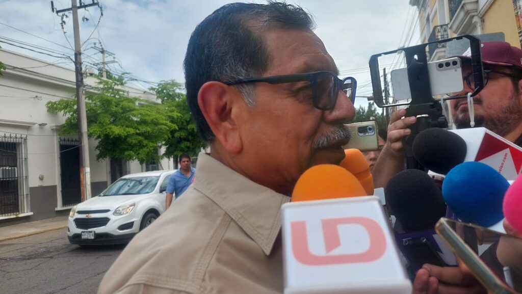 Gerardo Mérida Sánchez con los medios de comunicación en Culiacán