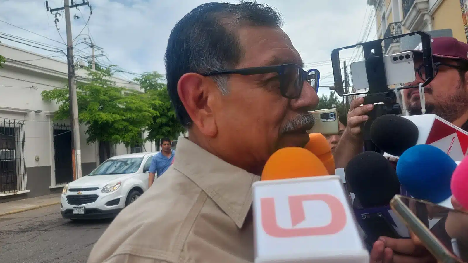 Gerardo Mérida Sánchez con los medios de comunicación en Culiacán