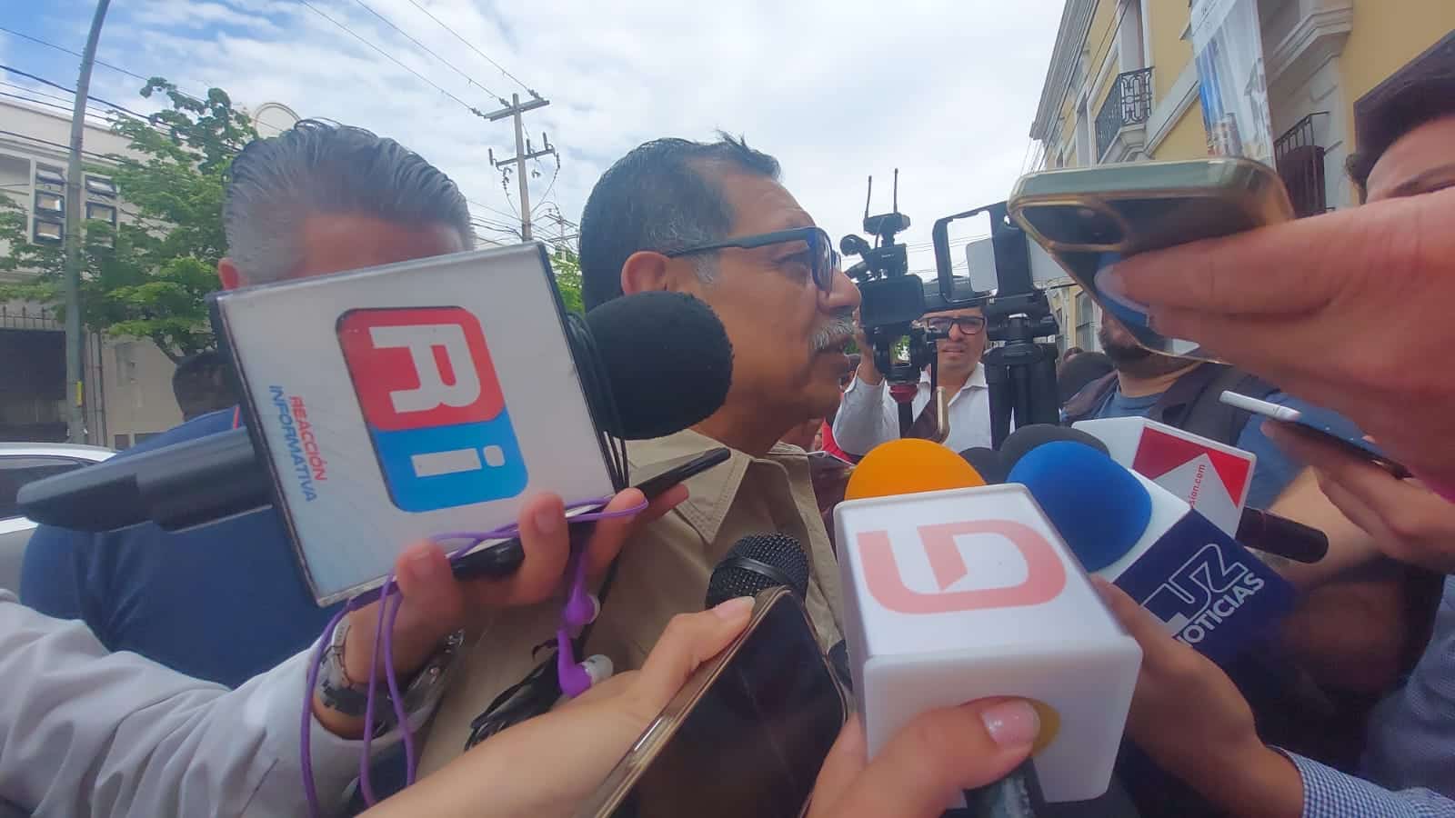Gerardo Mérida Sánchez, con medios de prensa
