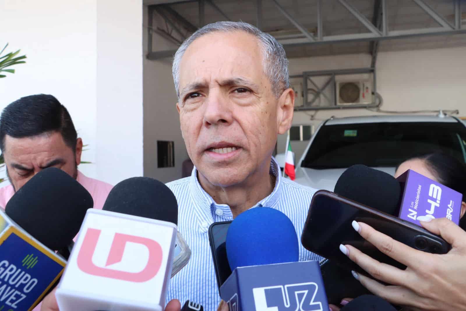 Gerardo Vargas Landeros con los medios de comunicación en Los Mochis