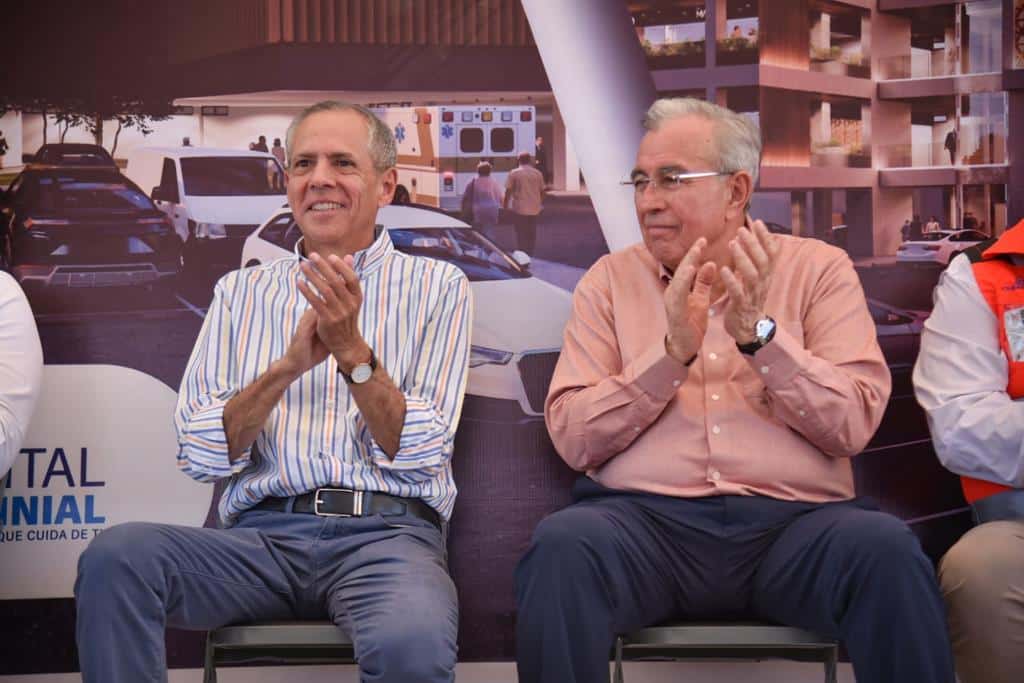 Rubén Rocha Moya, gobernador de Sinaloa, sentado junto a Gerardo Vargas Landeros, alcalde de Ahome