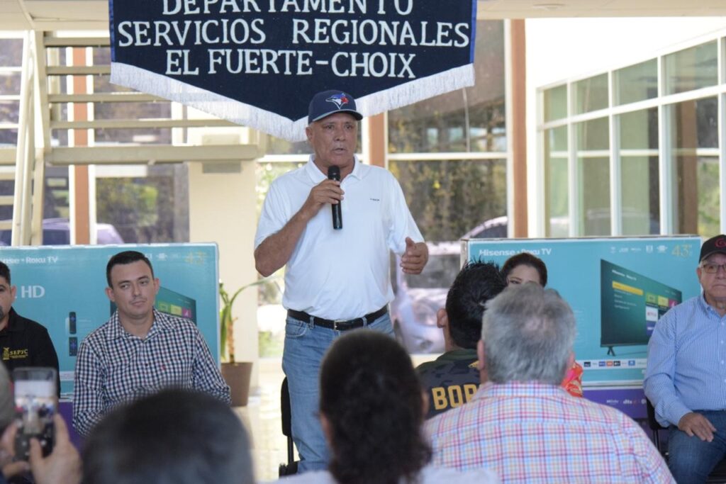Gildardo Leyva Ortega, alcalde de El Fuerte, durante la entrega de apoyos para telesecundaria de El Fuerte