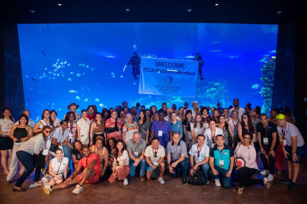 Turistas dentro de las instalaciones de El Gran Acuario Mazatlán