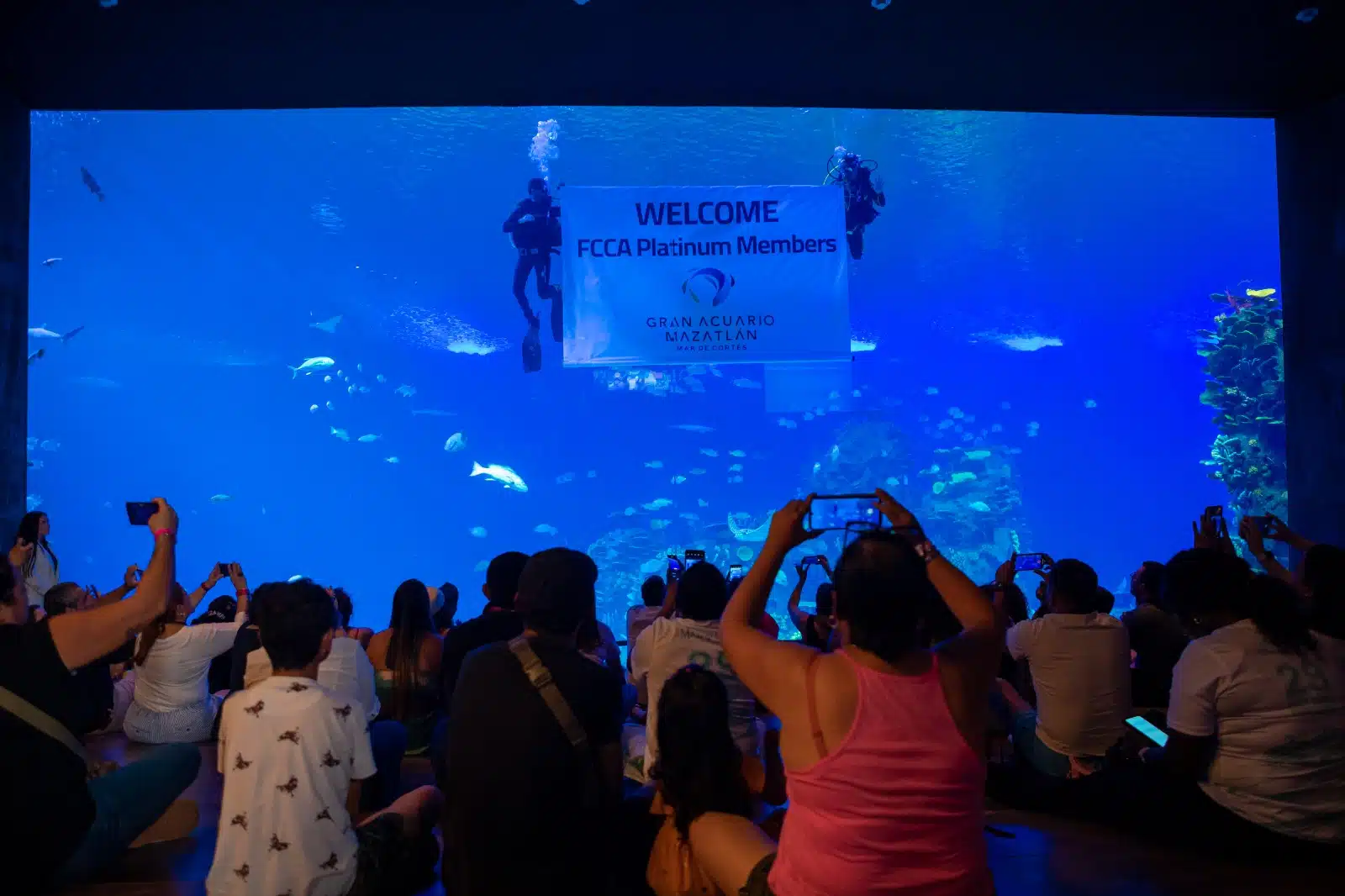 cruceristas dentro de las instalaciones de El Gran Acuario Mazatlán