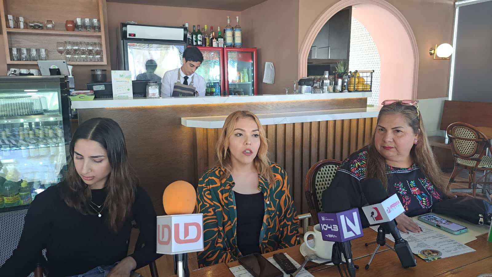Grupo de protectoras de animales en rueda de prensa