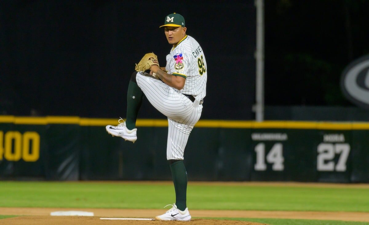 Guadalupe Chávez lanzando la bola en el equipo de Cañeros de Los Mochis