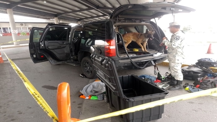 Guardia Nacional supervisando camionera