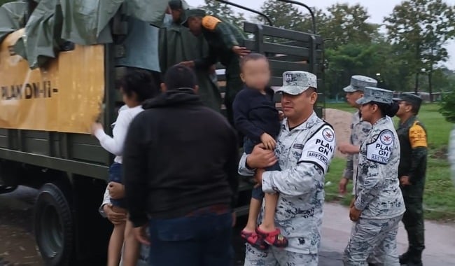 Guardias Nacionales ayudando