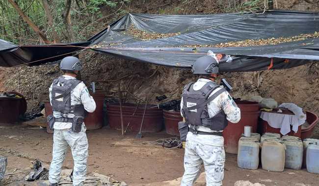 Guardias nacionales en narcolaboratorio