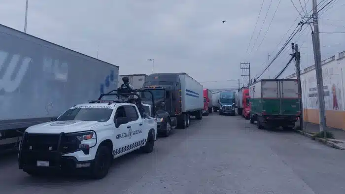 Guardia Nacional vigilando camiones