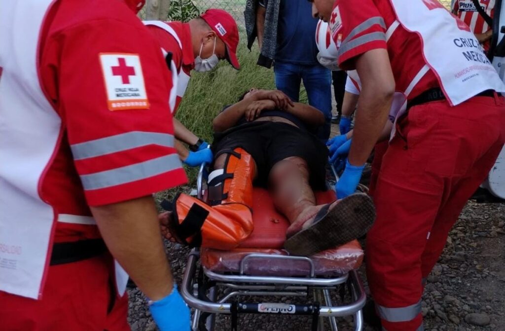 Paramédicos de Cruz Roja atendiendo a un joven en Culiacán