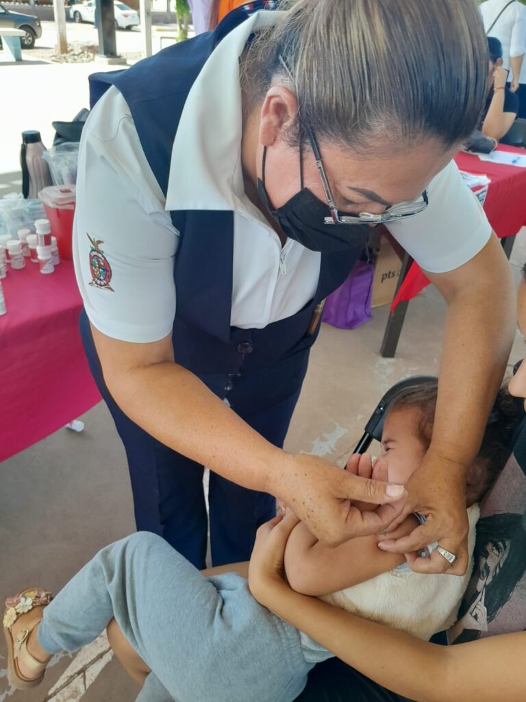 Personal de salud vacunando a un menor