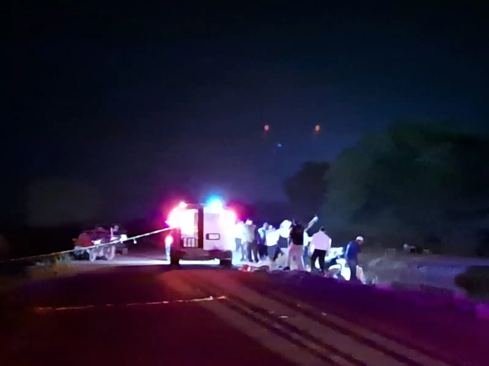 Los fallecidos circulaban en una motocicleta sobre la carretera que va al poblado Tres Gotas de Agua cuando fueron arrollados.