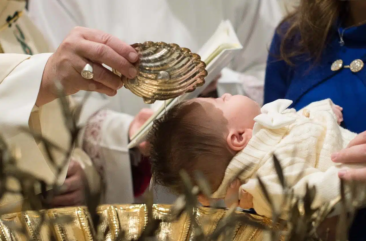 Iglesia católica admitirá padrinos de bautismo transexuales