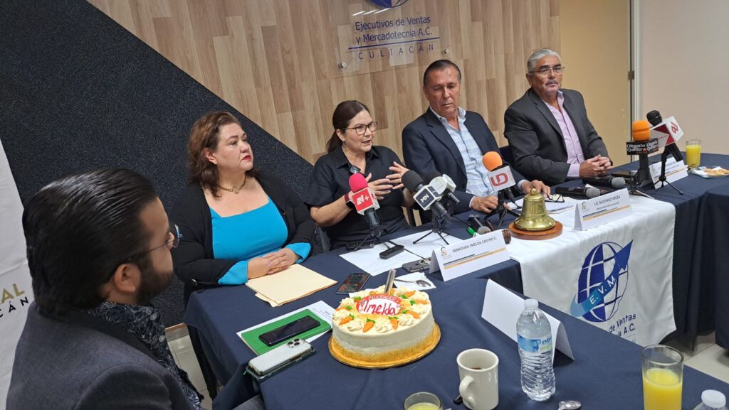 5 personas en conferencia de prensa con los medios de comunicación en Culiacán