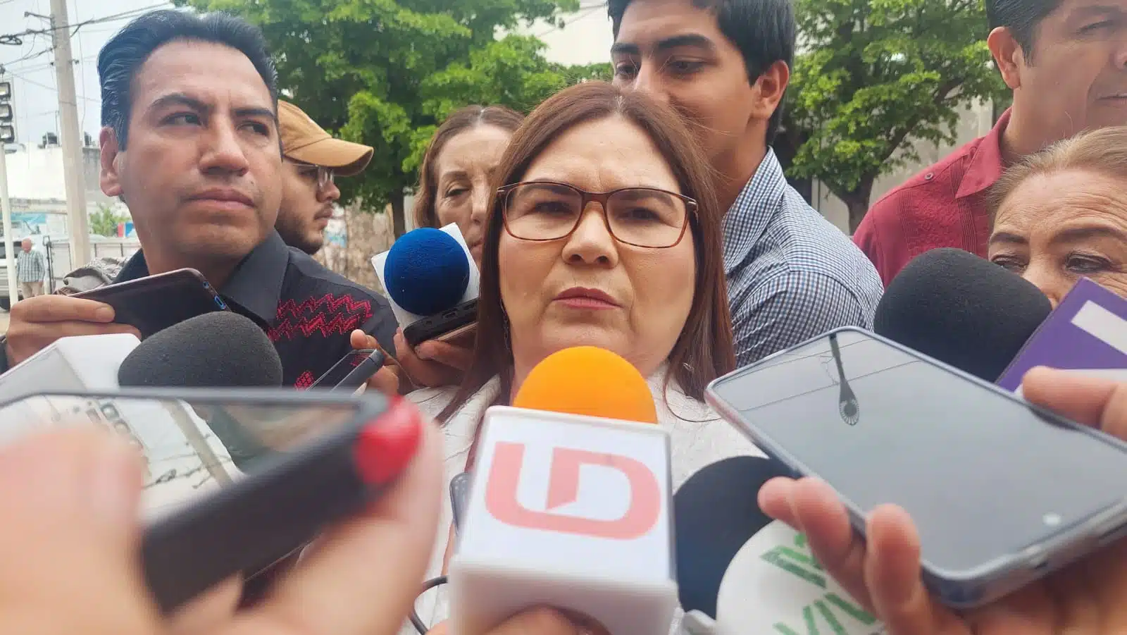 Imelda Castro Castro con medios de prensa