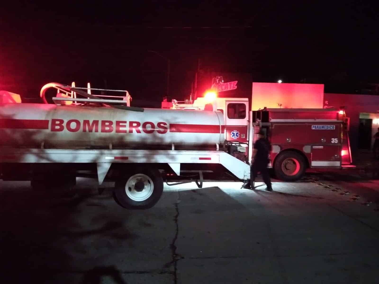 Camion de bomberos en un expendio de Los Mochis