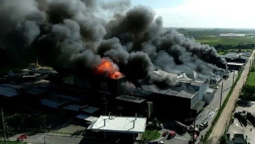 Se incendia fábrica de chocolates en Brasil