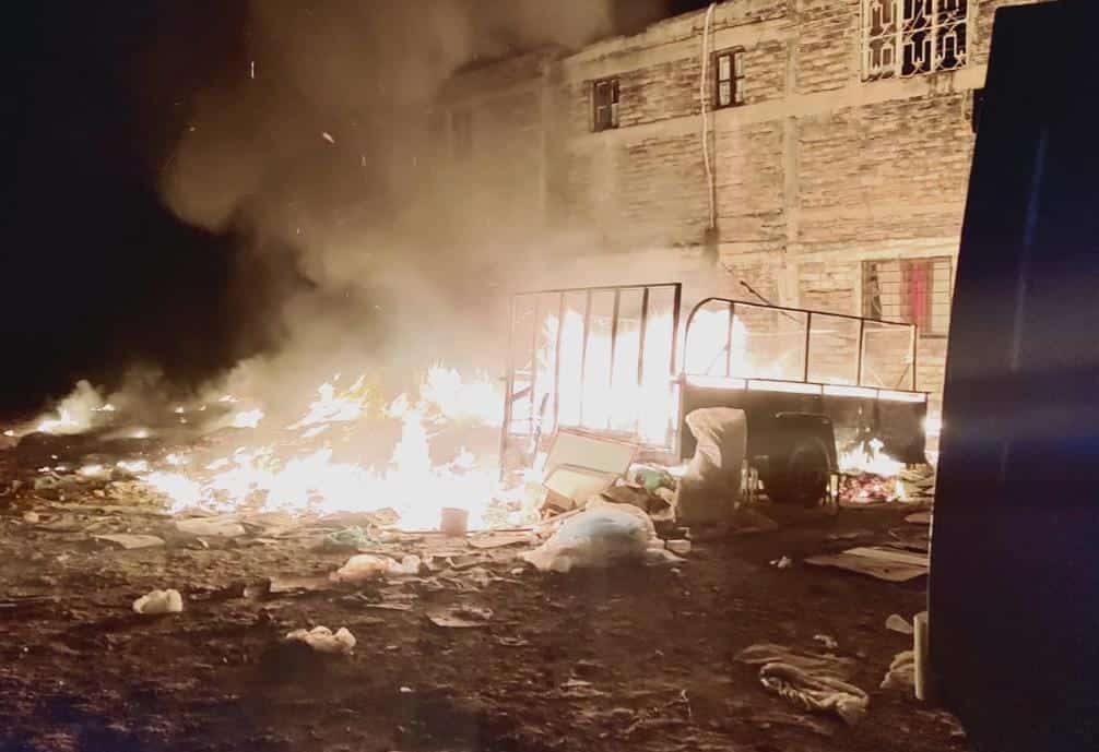 Cajas de cartón se incendian en Guasave