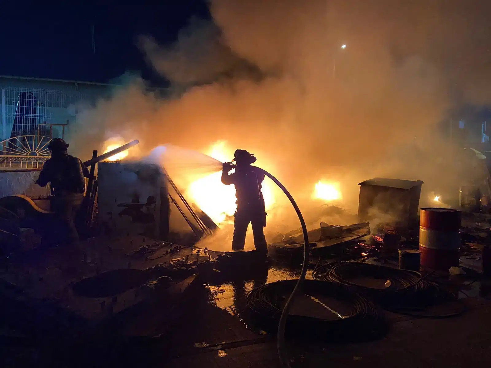 Bomberos combatiendo un incendio en Mazatlán