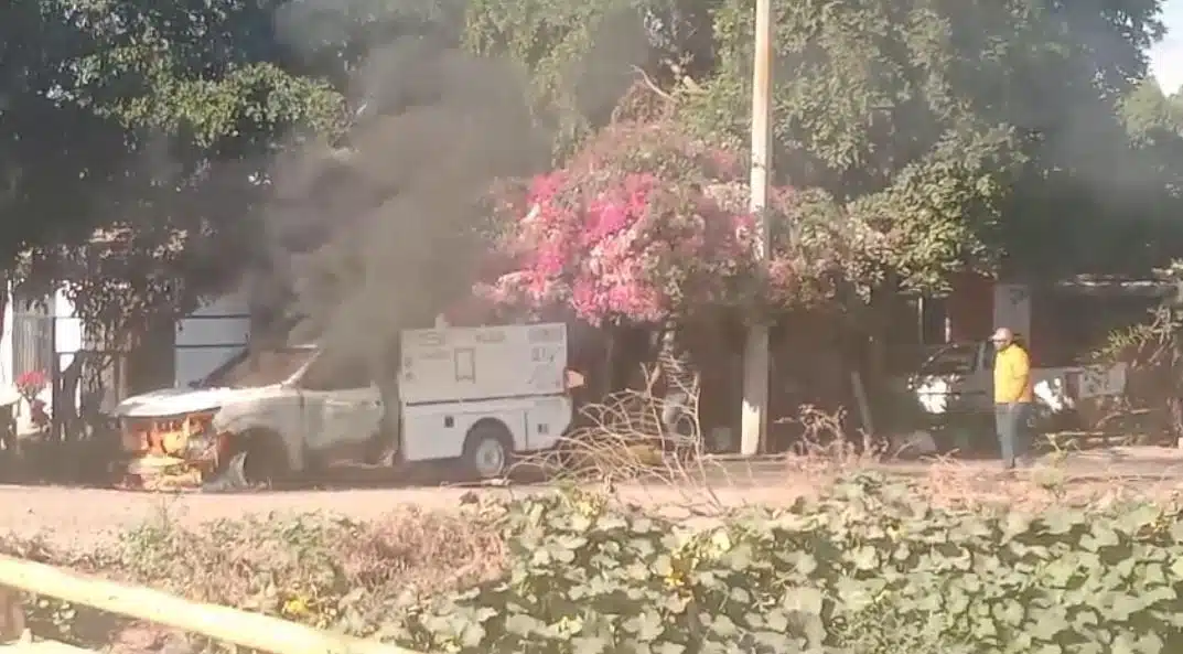 Camioneta cargada con tanques de gas incendiándose en El Fuerte
