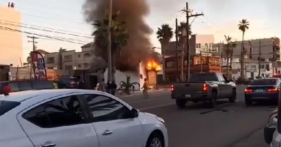 Incendio en negocio del malecón de Tijuana deja dos muertos