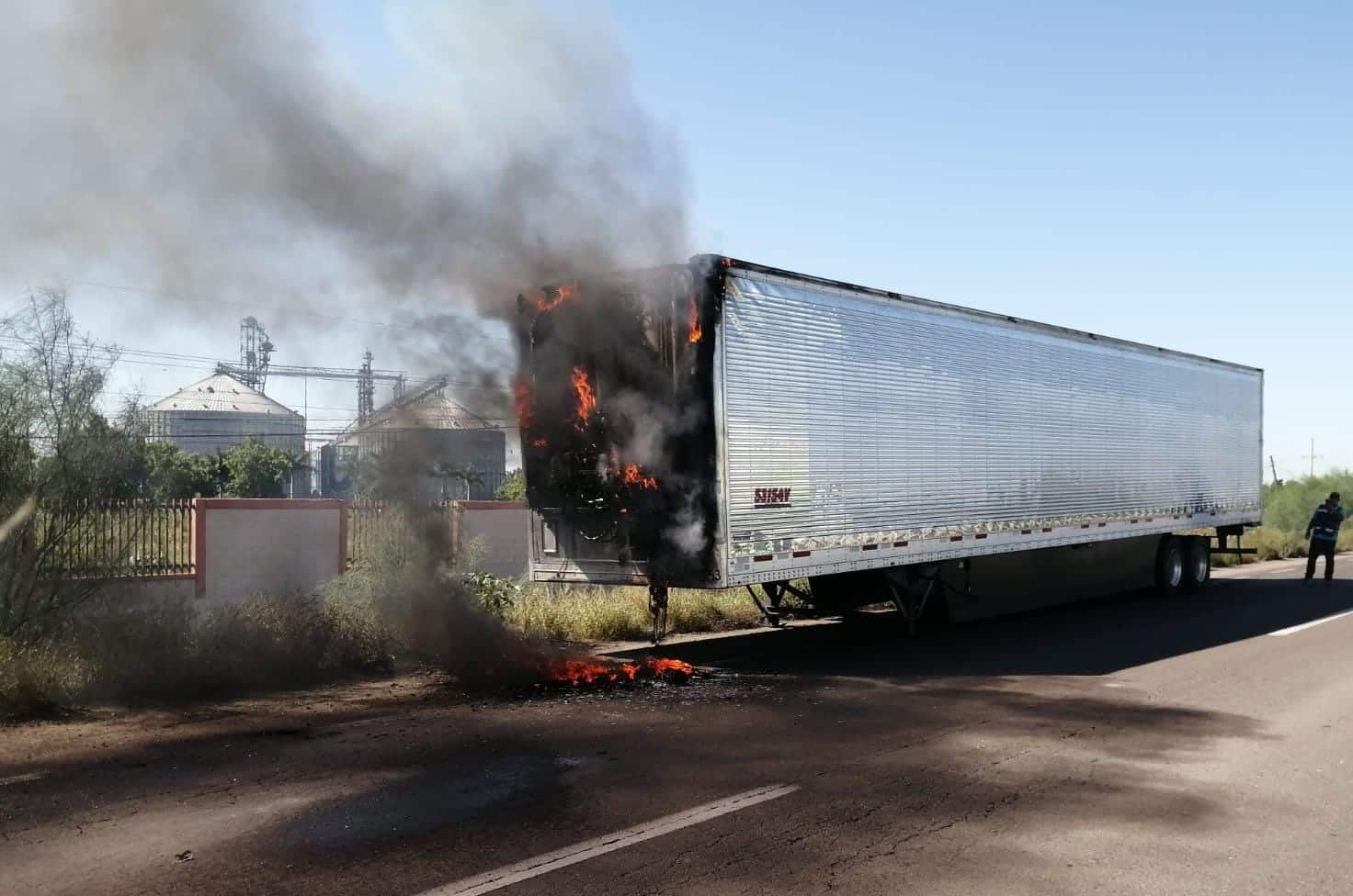 Incendio en por la carretera Internacional México 15