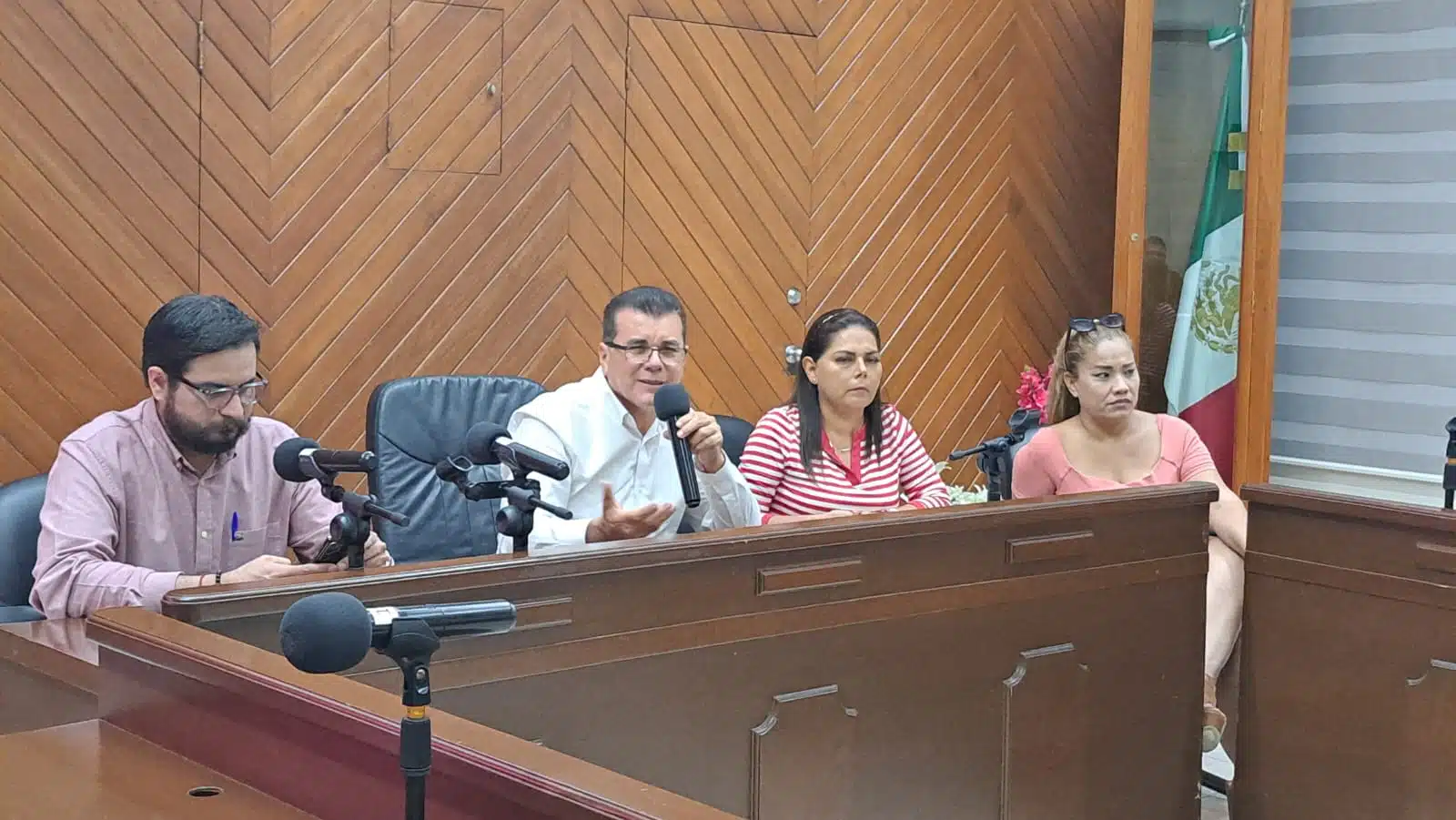 El presidente municipal Édgar González Zatarain sostuvo una reunión con vecinos de la colonia Vistas del Mar.